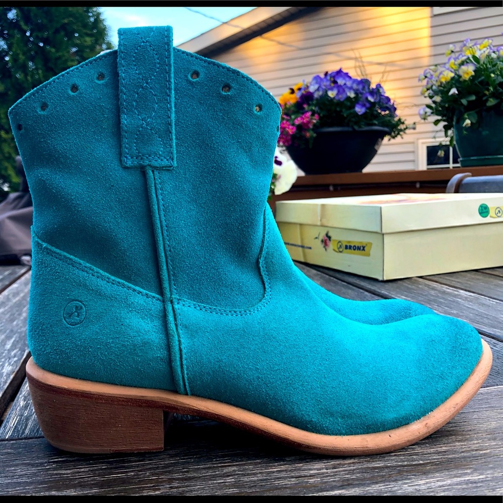 🔥Fabulous cyan suede short western-style boots.